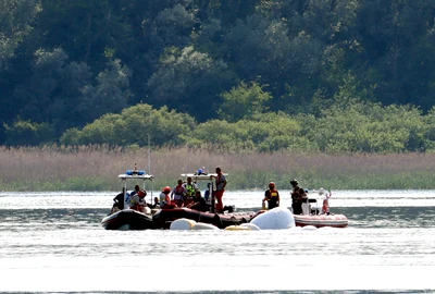 Echipele de interventie recupereaza cadavrele din lacul maggiore Foto profimedia 0780109374 jpg