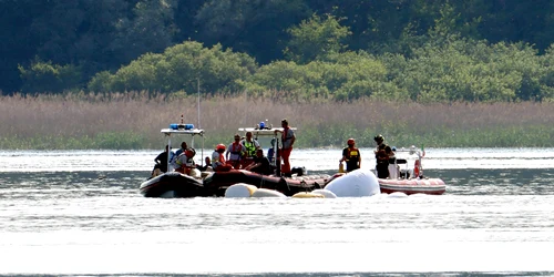 Echipele de interventie recupereaza cadavrele din lacul maggiore Foto profimedia 0780109374 jpg