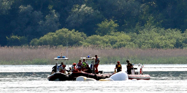Echipele de interventie recupereaza cadavrele din lacul maggiore Foto profimedia 0780109374 jpg