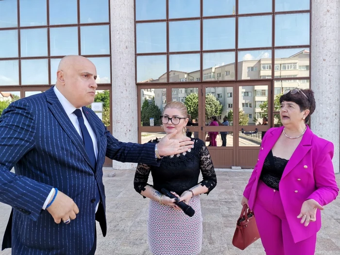 Avocaţii Aurel Moldovan şi Carmen Obârşanu spun că la Tribunalul Olt se derulează „o mascaradă de proces“ FOTO: Alina Mitran