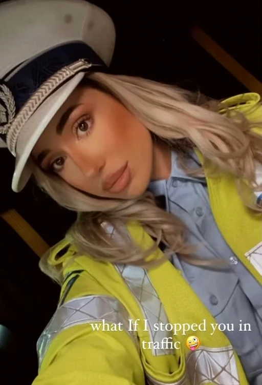 O tânără influencer a dat de belea după ce s-a pozat în uniforma PolițieiFoto: Instagram