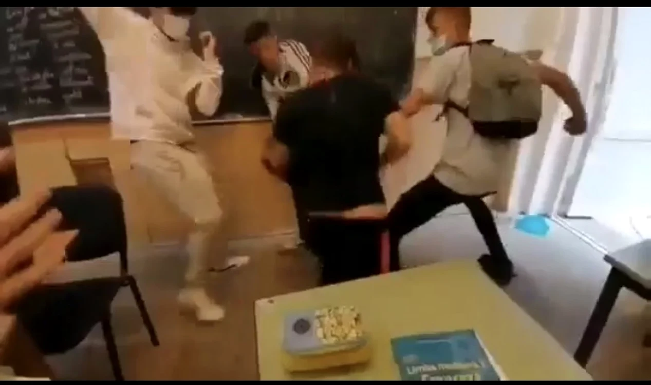 Bullying - elev de liceu din Horezu Vâlcea bătut în clasă de faţă cu colegii de trei elevi de la alte clase Foto ilustrativ