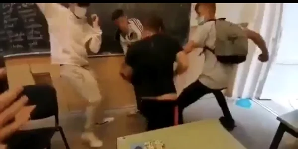 Bullying - elev de liceu din Horezu Vâlcea bătut în clasă de faţă cu colegii de trei elevi de la alte clase Foto ilustrativ