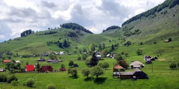 Casele răsfirate din comuna braşoveană Şirnea, loc ideal pentru asasini