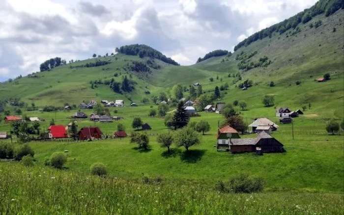 Casele răsfirate din comuna braşoveană Şirnea, loc ideal pentru asasini