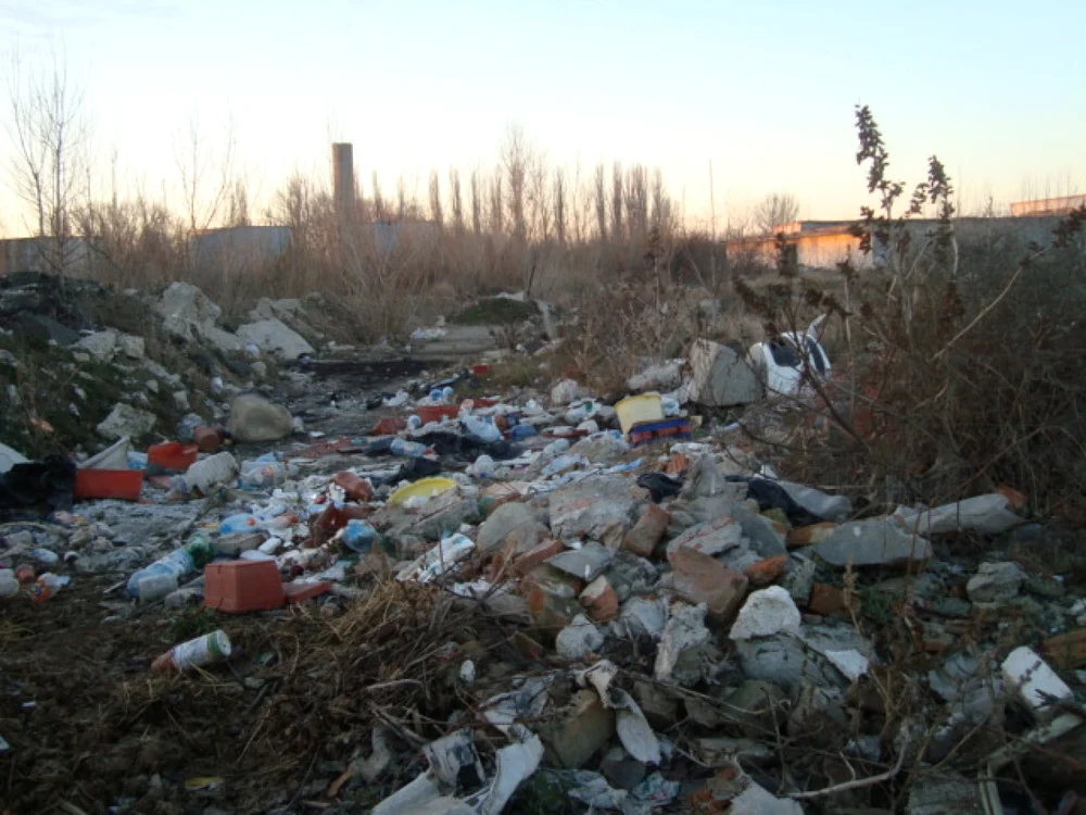 Curtea fostului Mopaf, plină de gunoaie
