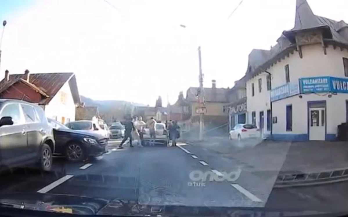 Bătaie în trafic, pe DN1, în staţiunea Buşteni  Sursă foto: Captură video