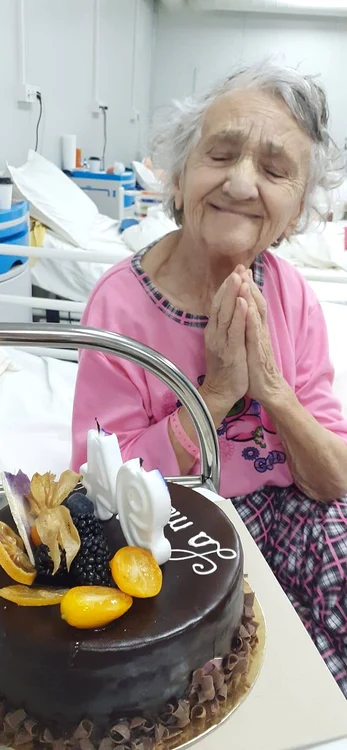Ce zi de naștere frumoasă, chiar și pe patul de spital! Gestul cadrelor medicale a făcut-o fericită