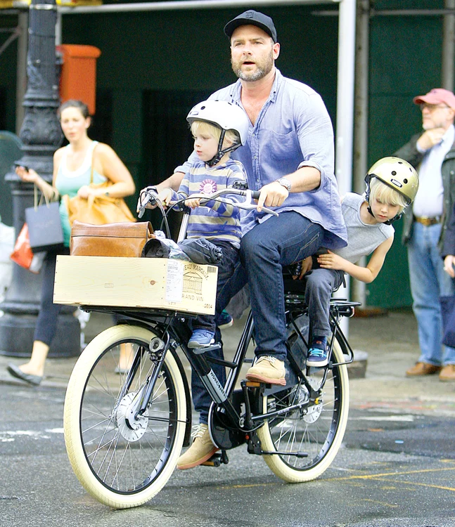 Actorul s-a plimbat cu Alexander (5 ani) şi cu Samuel (4 ani) pe bicicletă
