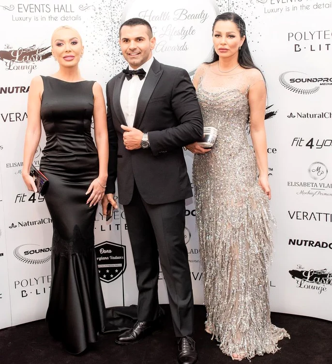 Prietena brunetei a fost premiată la un eveniment monden