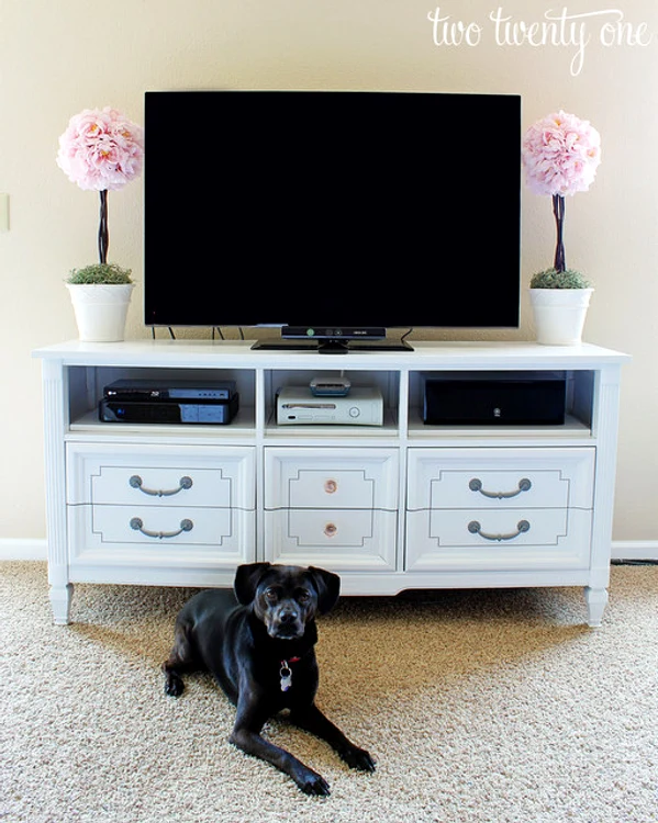 Un dulap e mai bun decât o clasică masuţă pentru televizor