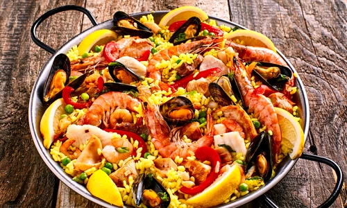 Paella cu fructe de mare  Sursa foto shutterstock 382218079 jpg