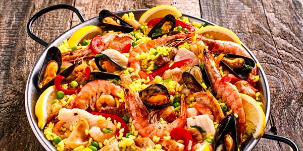 Paella cu fructe de mare  Sursa foto shutterstock 382218079 jpg