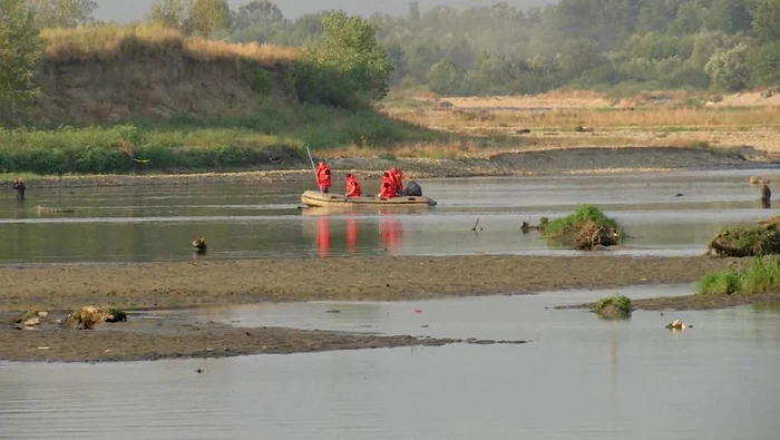 Un adolescent de 16 ani a murit înecat în JiuFoto: observatornews.ro