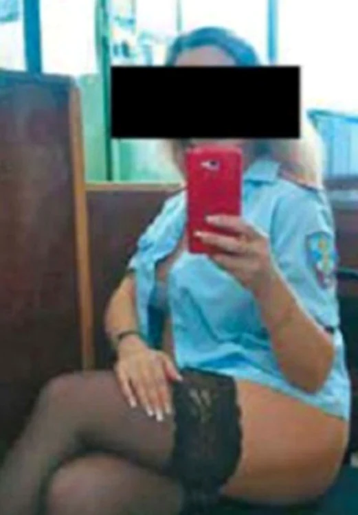 Polițista s-a fotografiat în cămașa de uniformă și în ciorap cu jartiere