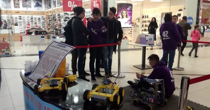 Workshop caritabil într-un mall vâlcean al Clubului de Robotică din Colegiul Mircea cel Bătrân Vâlcea Foto Adevărul - credit Daciana Stoica