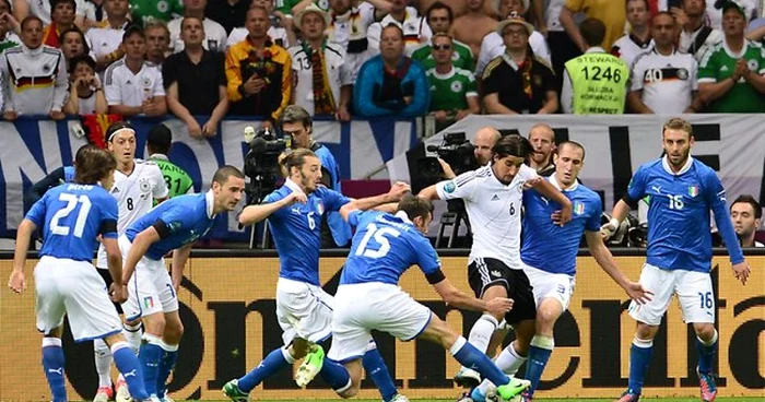 Germanul Khedira, înconjurat de şase italieni, în semifinala de la Euro 2012, câştigată de macaronari cu 2-1. FOTO: AFP