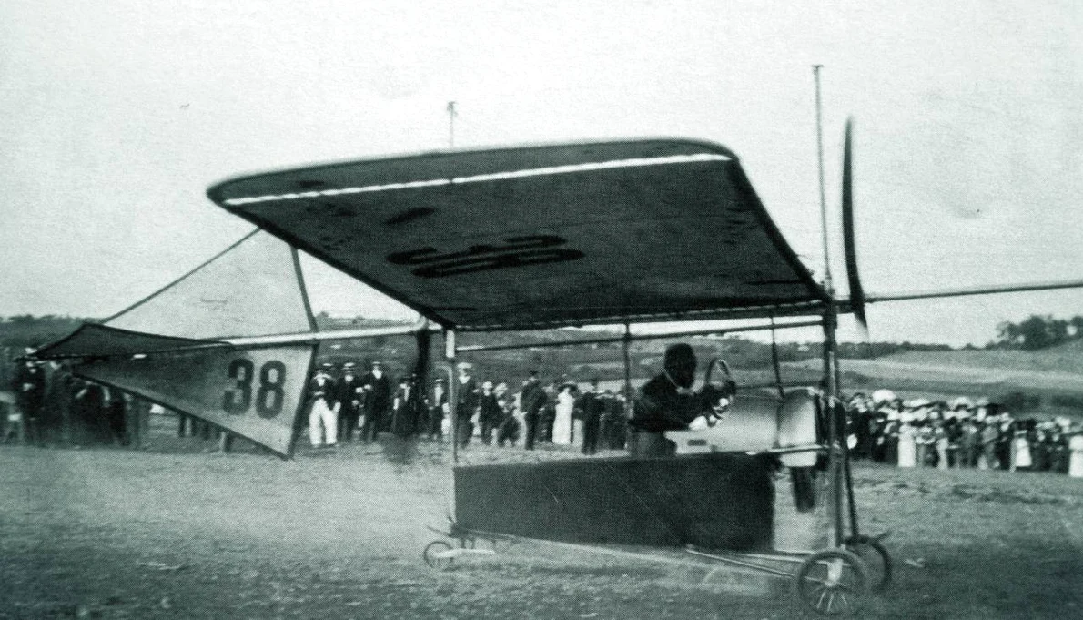 Aurel Vlaicu la Concursul Aeronautic de la Aspern-Viena. Avionul său a purtat numărul matricol 38