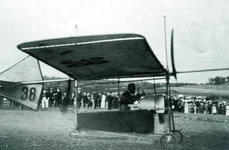 Aurel Vlaicu la Concursul Aeronautic de la Aspern-Viena. Avionul său a purtat numărul matricol 38