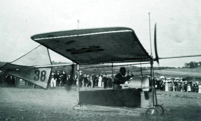 Aurel Vlaicu la Concursul Aeronautic de la Aspern-Viena. Avionul său a purtat numărul matricol 38