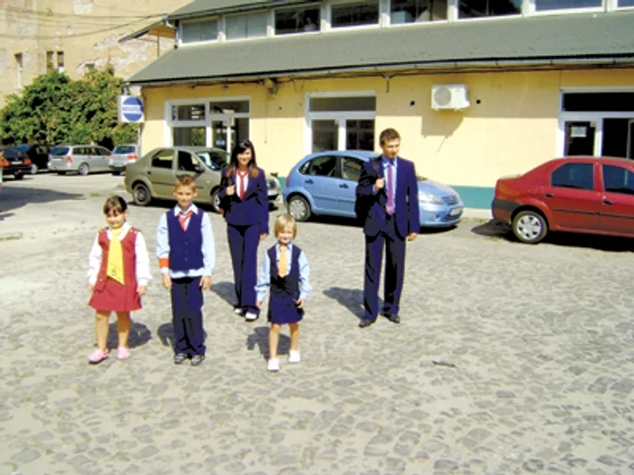 Arad: Uniformele invadează şcolile arădene