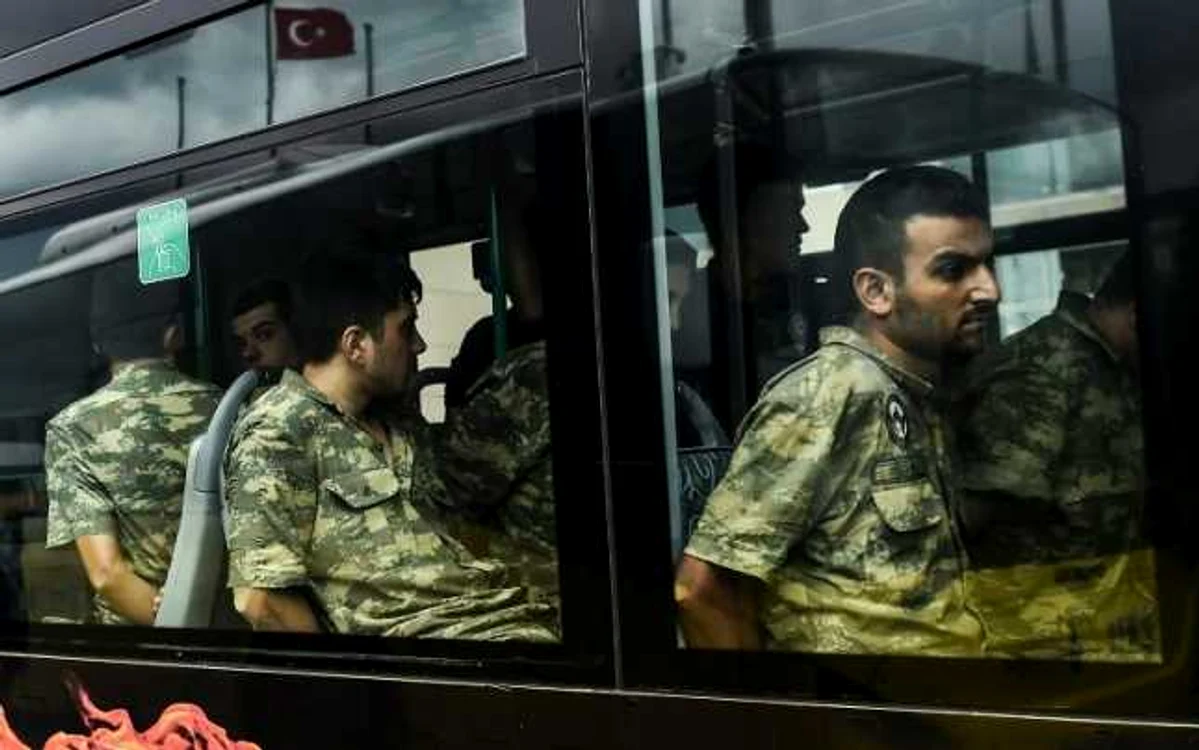 Militari turci eliberaţi după puciul esuat FOTO AFP