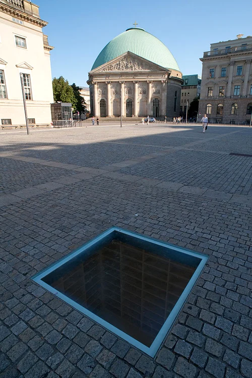 Bebelplatz mit Mahnmal Bucherverbrennung Aug 2009 jpg jpeg