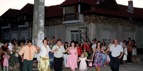 Reşiţa: Almăjenii au făcut parada modei de butic la ruga satului