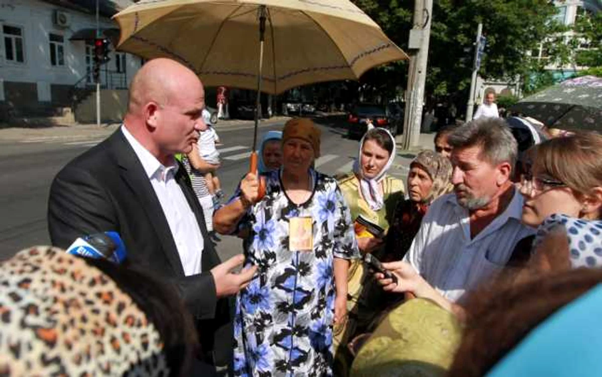 Deputatul Alexandru Cimbriciuc, înconjurat de protestatari