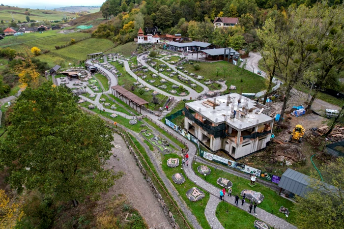Vedere din dronă cu Parcul Mini Transylvania / foto: Tiberiu Irimia