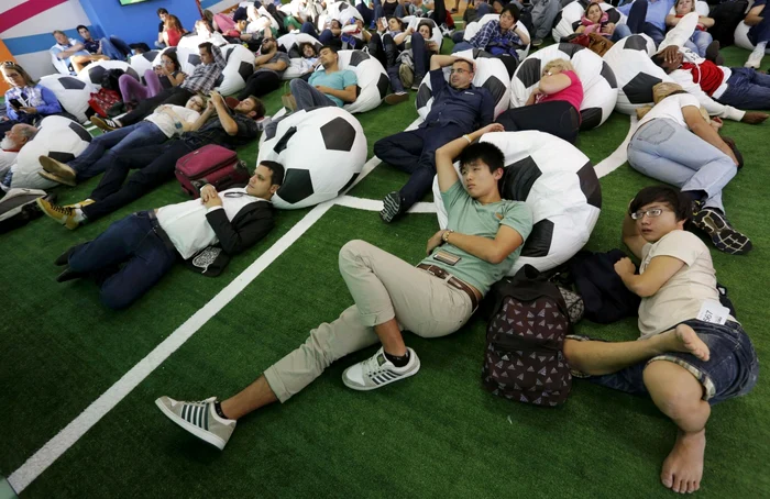 Un aeroport din Sao Paulo pune la dispoziţie doritorilor să urmărească meciurile de fotbal FOTO Reuters