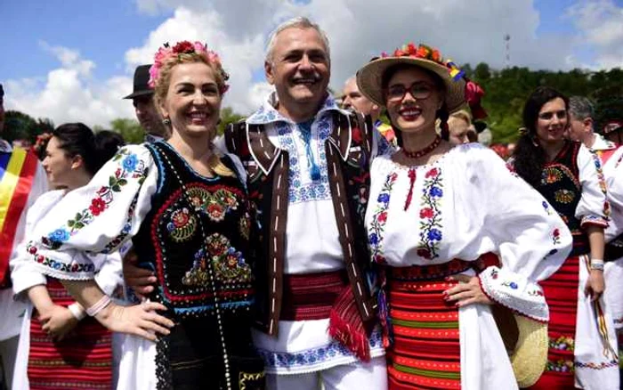 Liderul PSD, Liviu Dragnea, încadrat de două femei în straie populare. FOTO Facebook Liviu Dragnea