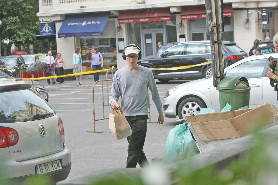 În ciuda faptului că are  1,80 metri înălțime și un  fizic astenic, Isaac are un  apetit extraordinar: și-a luat  sendvișuri la pachet și....