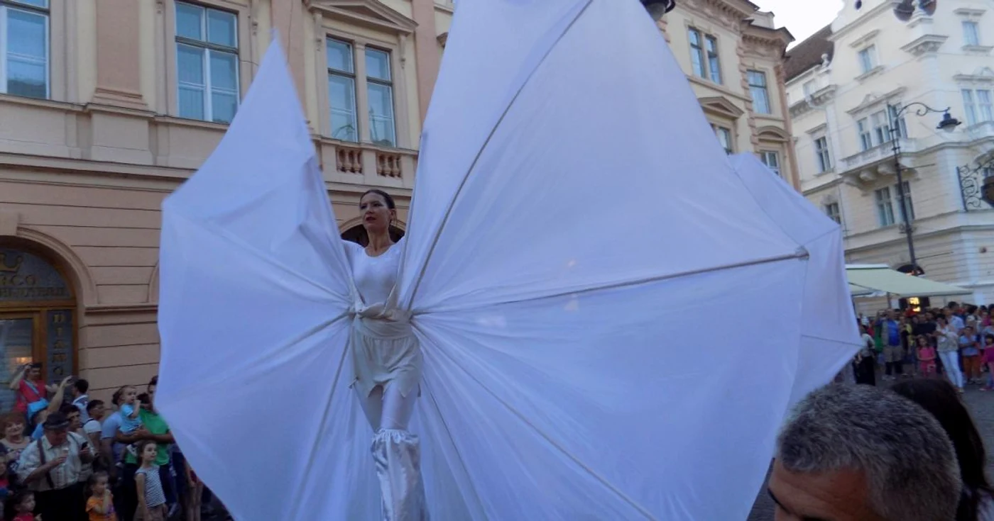 Spectacolele de strada atrag mii de spectatori in centrul Sibiului - Fotografii Ramona Găină