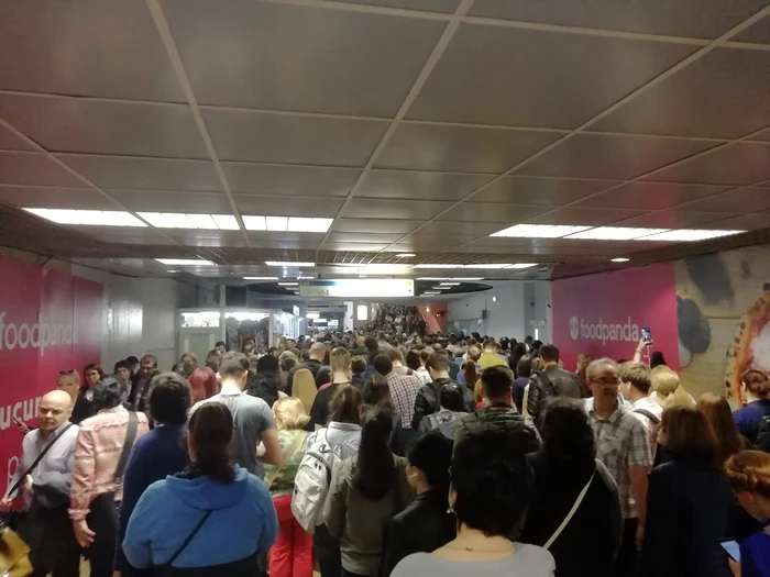 
    Peroanele din stațiile de pe Magistrala Berceni-Pipera au fost foarte aglomeratefoto: captura Facebook George Țăranu  