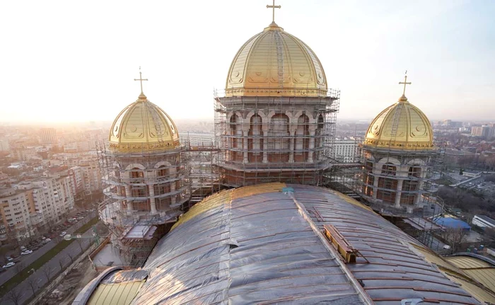 Se finisează turlele  şi se montează  învelitorile