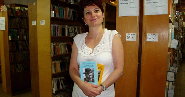 Bibliotecara care îi duce pe copii în natură
