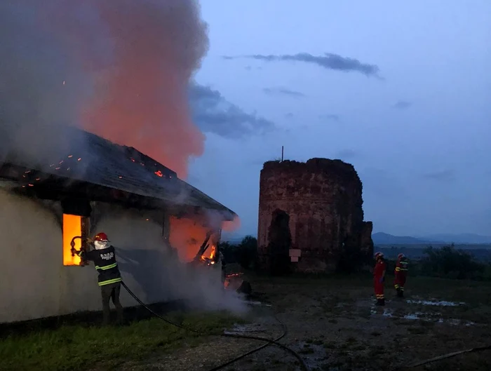 Incendiul a fost provocat de un fenomen meteo FOTO ISU Neamț