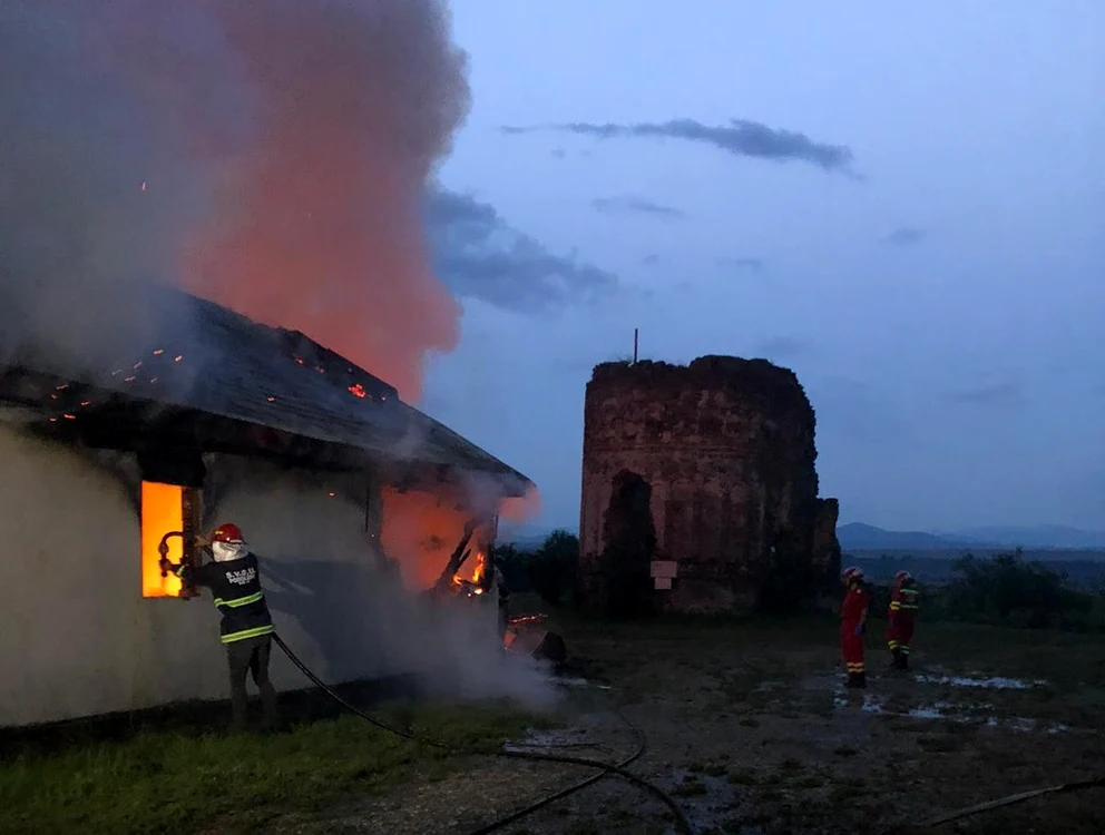 Schitul de lângă vechul lăcaş a ars în iunie 2023 FOTo ISU Neamţ