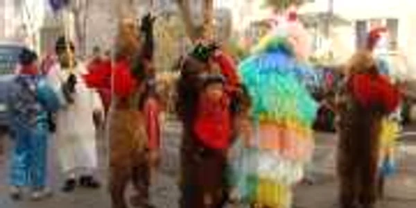 Ursii trubaduri veniti din Moineşti-Bacău au colindat prin cartierele Râmnicului