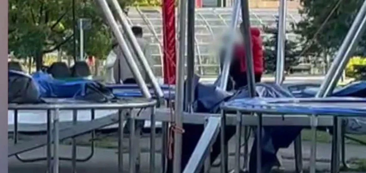 Copil de 13 ani, atacat cu o seceră într-un parc de distracții din Brașov. Agresorul, un angajat al parcului, a fost reținut