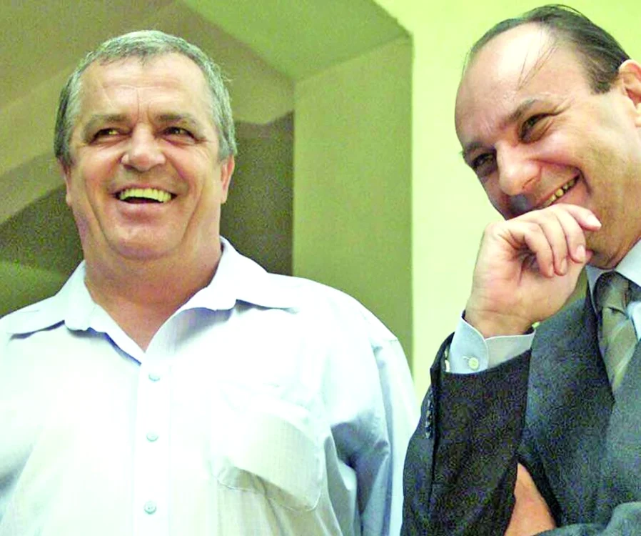 
    Ioan Avram Mureşan a condus  Ministerul Reformei, apoi pe cel al  Agriculturii din 1998 până în 2000. Decebal Traian Remeş a fost ministrul  finanţelor între 1998 şi 2000  şi ministrul agriculturii în 2007  