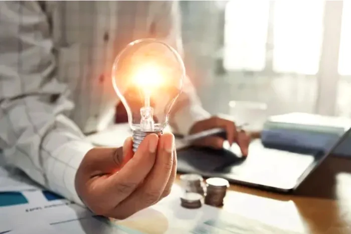 Cât vor plăti românii pentru curent, după ce furnizorii și-au ajustat tarifele. Foto: Shuttrestock