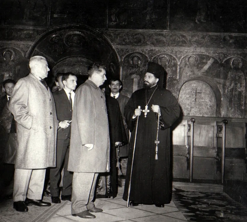 
    Nicolae Ceausescu (în prim plan) nu a fost niciodată un tip dus la Biserică. Aici e una din rarele ocazii fotografiat într-un loc sfânt, în 1966, în Mănăstirea Neamțfoto: Fototeca online a comunismului românesc, cota: 373/1966  