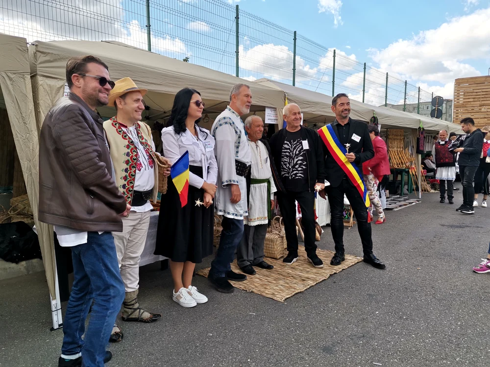 Meșterul Gheorghe Neagoe, alături de invitați de la „Oltenii și... restu lumii” FOTO: A.M.