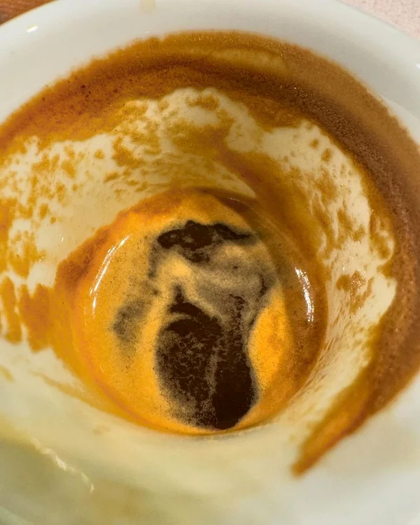 Semnul care a apărut în cafeaua lui Scărlătescu / foto: Instagram