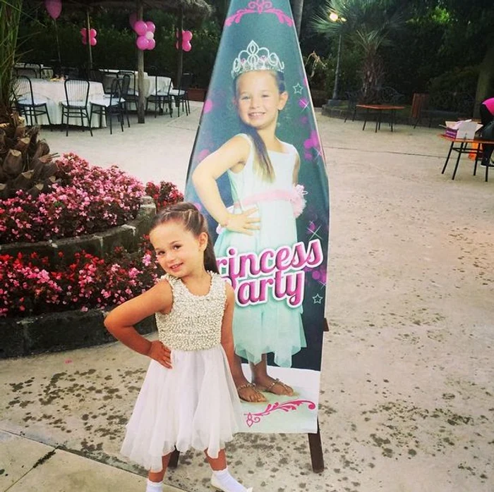 
    Maya a avut o petrecere de prinţese  