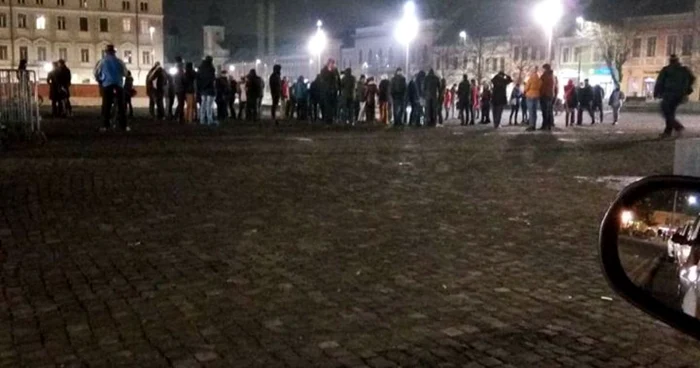 În jurul orei 23.15, zeci de clujeni protestau în Piaţa Unirii. FOTO: