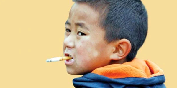 Mulţi copii asiatici se apucă de fumat de la vârste fragede