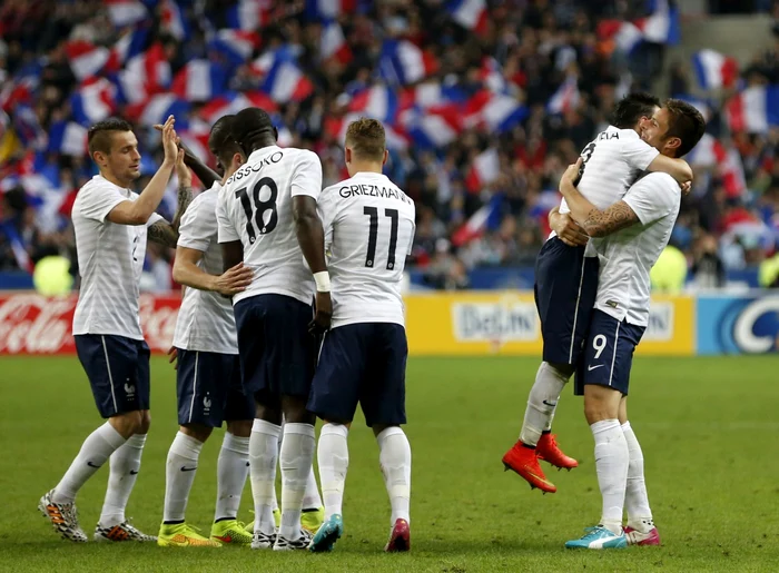 Giroud (dreapta), felicitat de Valbuena. FOTO: Reuters